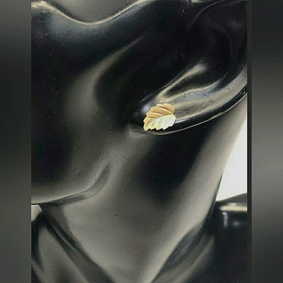 14k Solid Gold Oak Leaf Earrings, just Adorable and So Pretty! - Picture 3 of 7